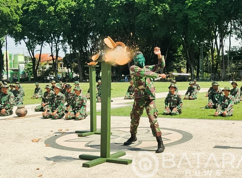 Saksikan, Aksi Ratusan Babinsa Kodim di Perayaan Puncak HUT TNI ke- 79 di Alun-alun Bojonegoro