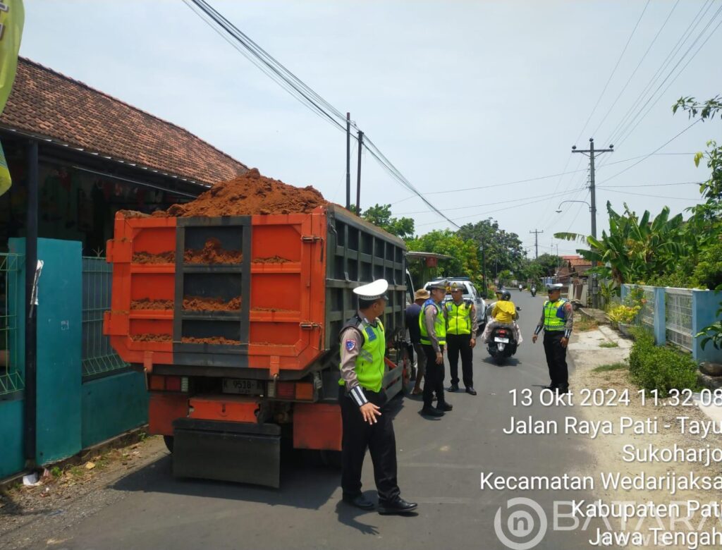 Polisi Tindak Dump Truk Yang Tidak Tertib Muatan