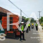 Polisi Tindak Dump Truk Yang Tidak Tertib Muatan