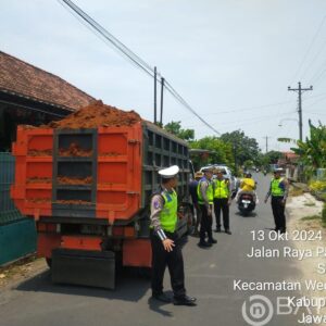 Polisi Tindak Dump Truk Yang Tidak Tertib Muatan