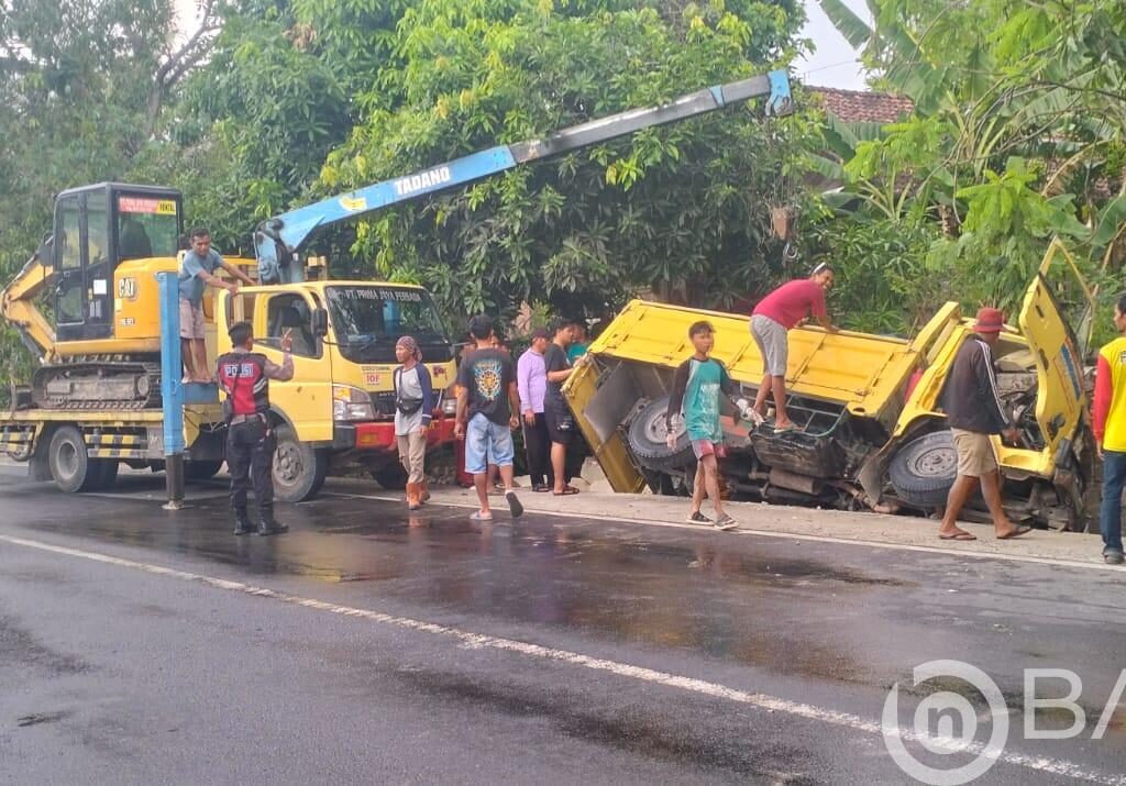 Alami Ban Pecah , Truck Bermuatan Batu Kumbung Tabrak Pagar Rumah Warga, 1 MD Di Tempat