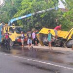 Alami Ban Pecah , Truck Bermuatan Batu Kumbung Tabrak Pagar Rumah Warga, 1 MD Di Tempat