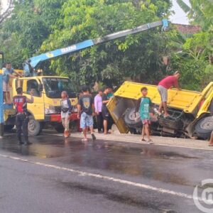 Alami Ban Pecah , Truck Bermuatan Batu Kumbung Tabrak Pagar Rumah Warga, 1 MD Di Tempat