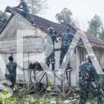 Babinsa Koramil Kedungadem Bojonegoro, bantu Benahi Rumah Warga Korban Angin Kencang