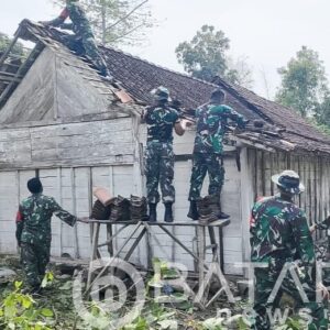 Babinsa Koramil Kedungadem Bojonegoro, bantu Benahi Rumah Warga Korban Angin Kencang