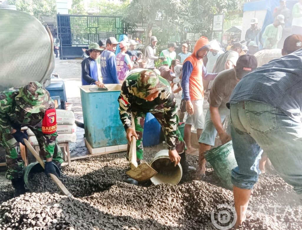 Kompak, Babinsa Koramil Kanor Bojonegoro dan Warga Tambahrejo Cor Dek Lantai 2 Gedung MI Islamiyah