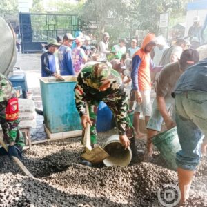 Kompak, Babinsa Koramil Kanor Bojonegoro dan Warga Tambahrejo Cor Dek Lantai 2 Gedung MI Islamiyah
