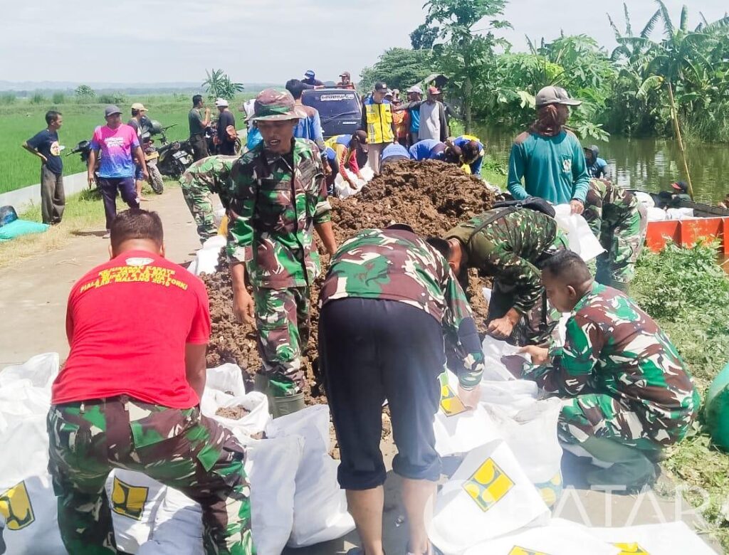 Bersama Masyarakat, Babinsa Koramil Kanor Bojonegoro Perbaiki Tanggul Ambrol di Desa Kedungprimpen