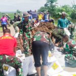 Bersama Masyarakat, Babinsa Koramil Kanor Bojonegoro Perbaiki Tanggul Ambrol di Desa Kedungprimpen
