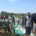 Karya Bakti Lanjutan, Babinsa Koramil Kanor Bojonegoro bantu Penutupan Tanggul Jebol di Kedungprimpen