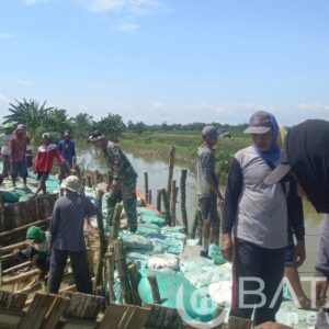 Karya Bakti Lanjutan, Babinsa Koramil Kanor Bojonegoro bantu Penutupan Tanggul Jebol di Kedungprimpen