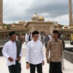 Pj Bupati Adriyanto Tunaikan Sholat Jum’at Perdana, di Masjid Wisata Religi