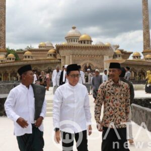 Pj Bupati Adriyanto Tunaikan Sholat Jum’at Perdana, di Masjid Wisata Religi