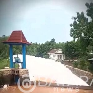 Viralnya Banjir Busa Putih Bendungan Blibis Margorejo Diduga Tercemar Limbah Dari Salah Satu Perusahaan