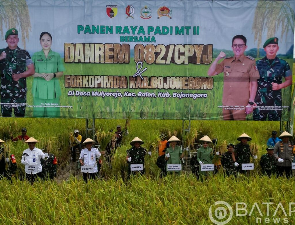 Danrem 082/CPYJ Panen Raya Padi bersama Kelompok Tani Mulyorejo