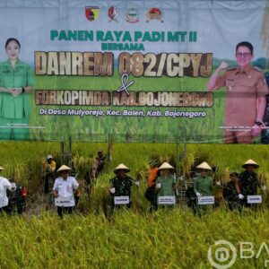 Danrem 082/CPYJ Panen Raya Padi bersama Kelompok Tani Mulyorejo