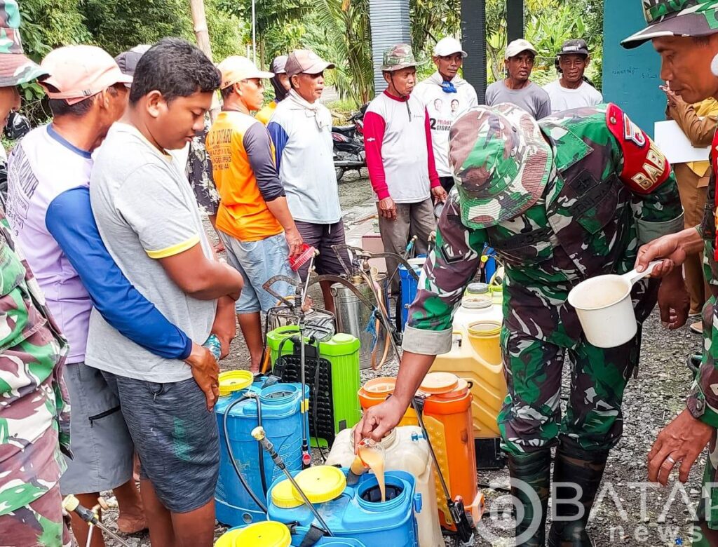 Dukung Ketahanan Pangan, Kelompok Tani Wotan, Babinsa Koramil Sumberrejo Bojonegoro dan Korluh gelar Gerdal Hama Padi       