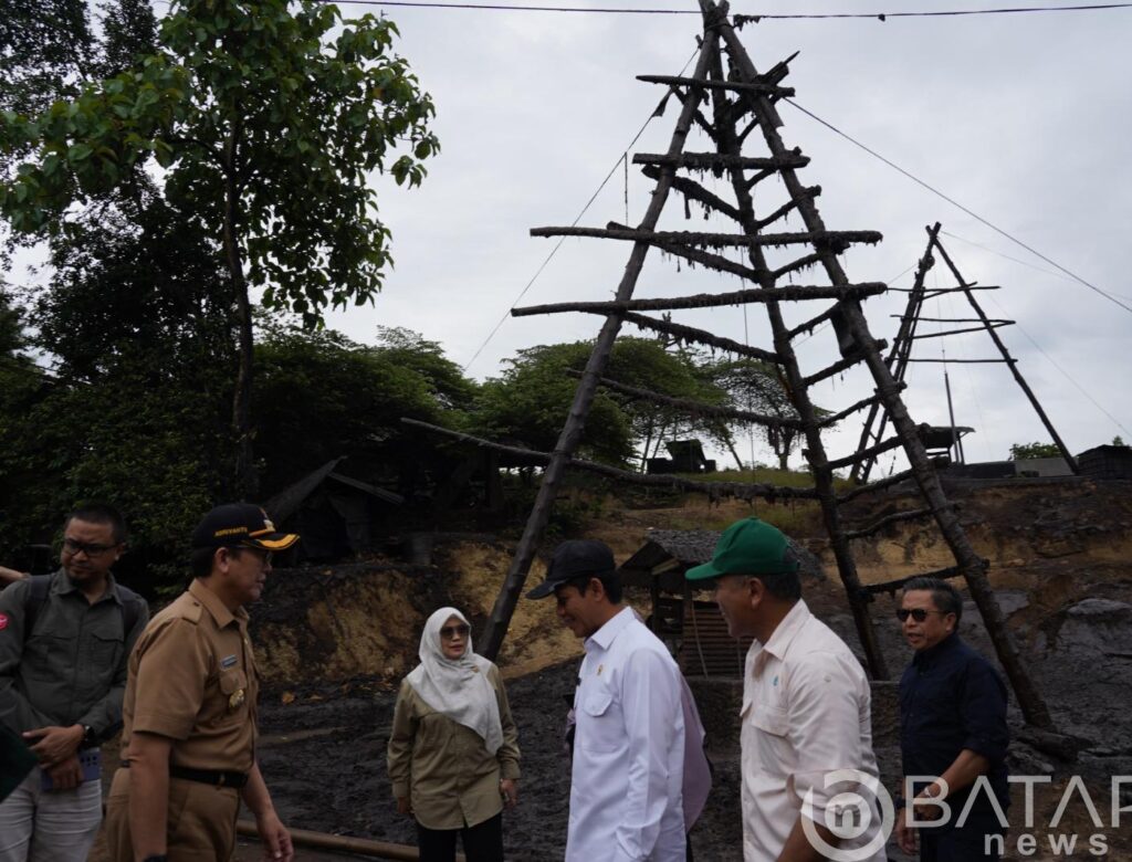 Pj. Bupati Bojonegoro Dampingi Lawatan Menteri Lingkungan Hidup RI di Sumur Minyak Tradisional Desa Wonocolo