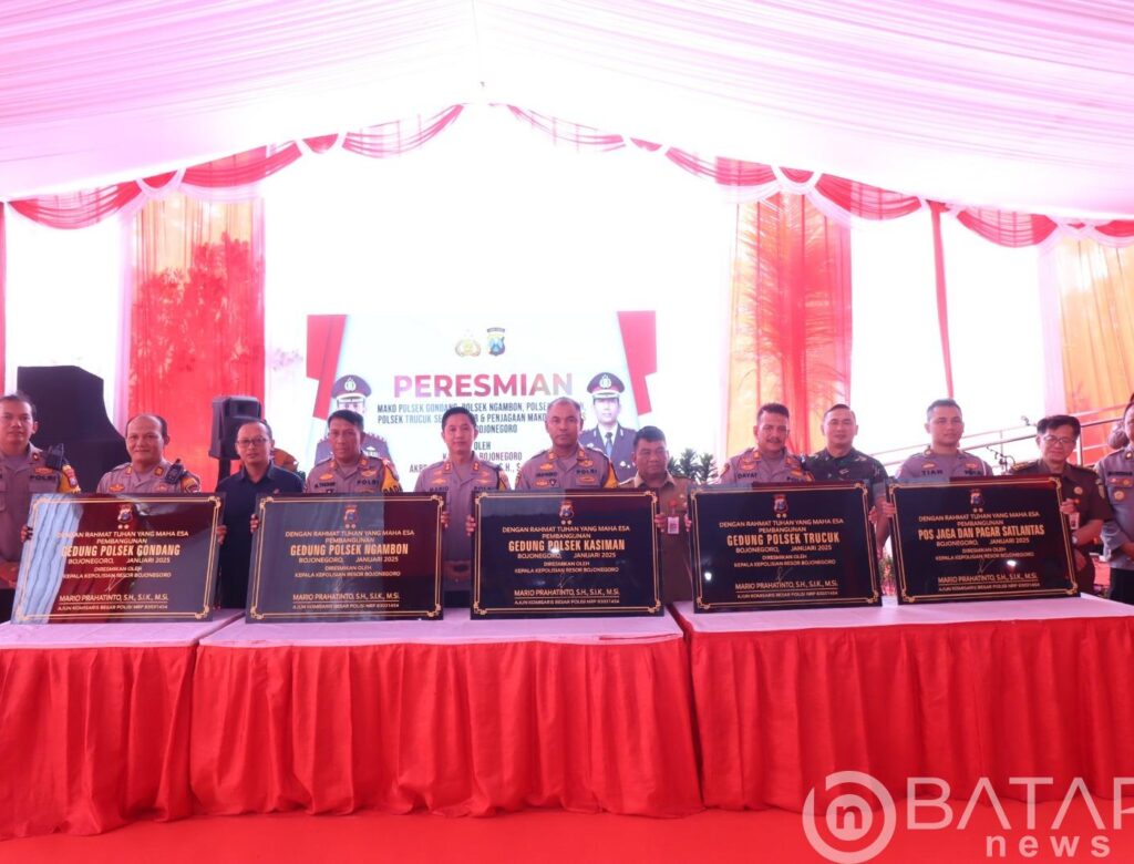 AKBP Mario Prahatinto di Dampingi Satito Hadi kadin cipta karya Resmikan  Empat Polsek dan Penjagaan Mako Satlantas