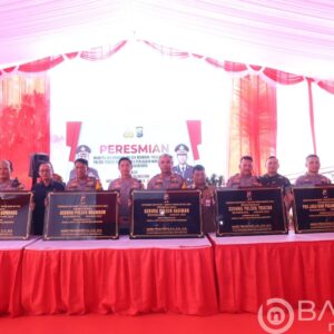 AKBP Mario Prahatinto di Dampingi Satito Hadi kadin cipta karya Resmikan  Empat Polsek dan Penjagaan Mako Satlantas