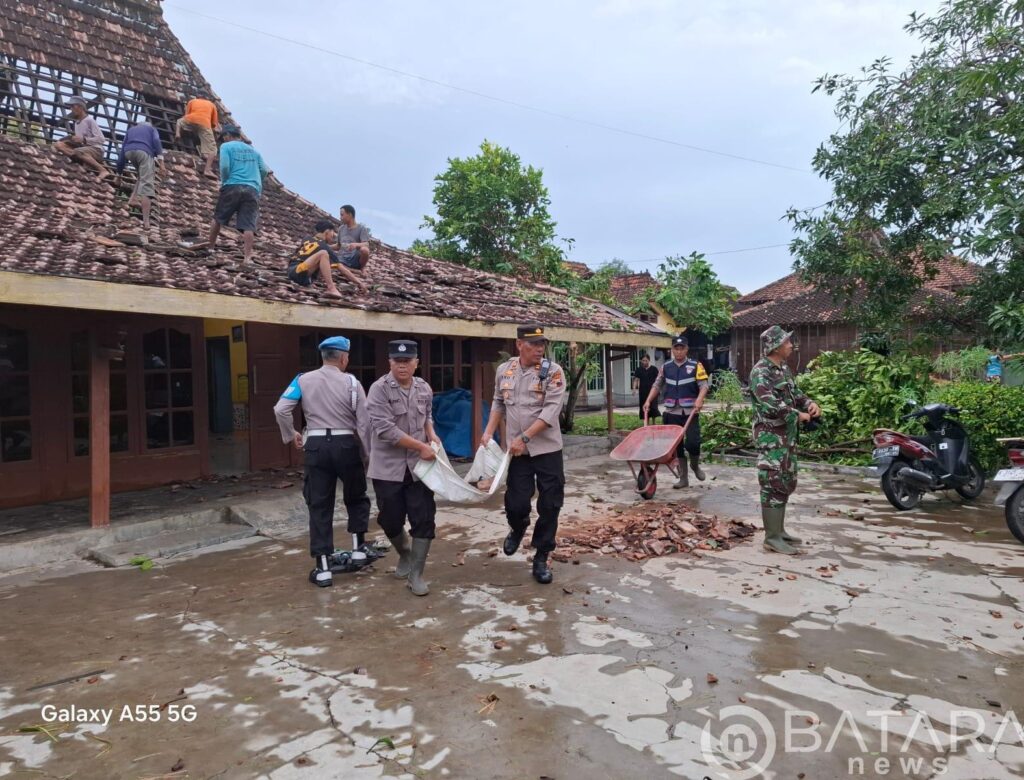 Polsek Gabus Gerak Cepat Bantu Warga Terdampak Korban Bencana Angin Puting Beliung