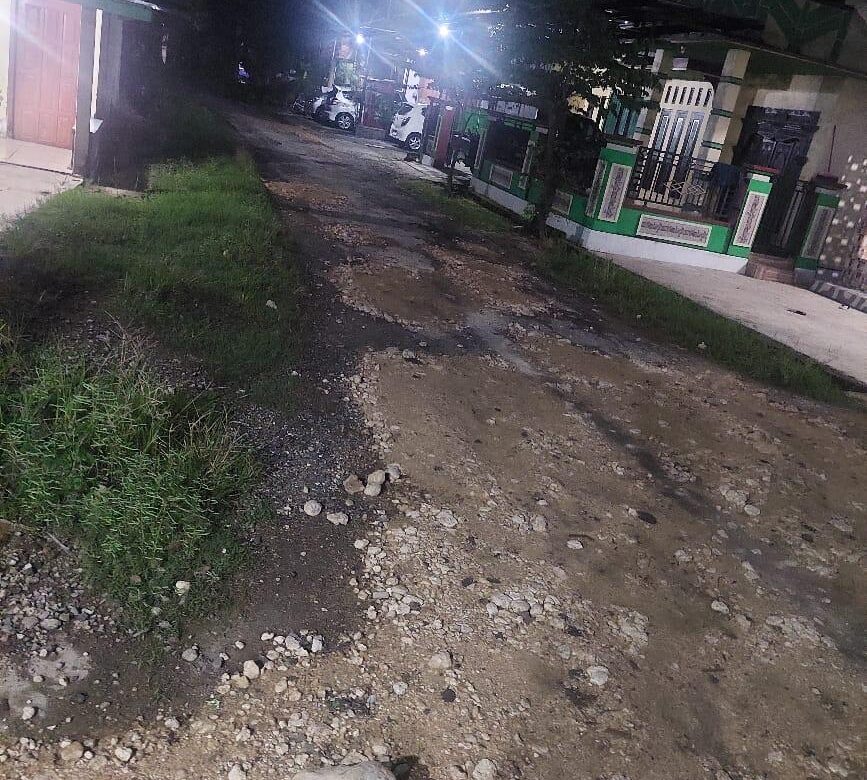 Dua Dekade Tak Tersentuh Perbaikan Jalan, Warga Desa Mangunrekso Iuran Demi Perbaikan Jalan Desa, Kemana Pemdes? 