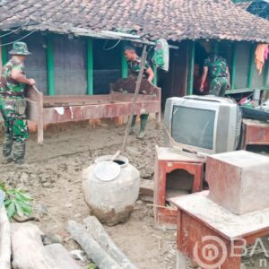 Ratusan Babinsa Kodim Bojonegoro kembali Dikerahkan ikuti Karya Bakti Lanjutan Pasca Banjir Bandang di Gondang