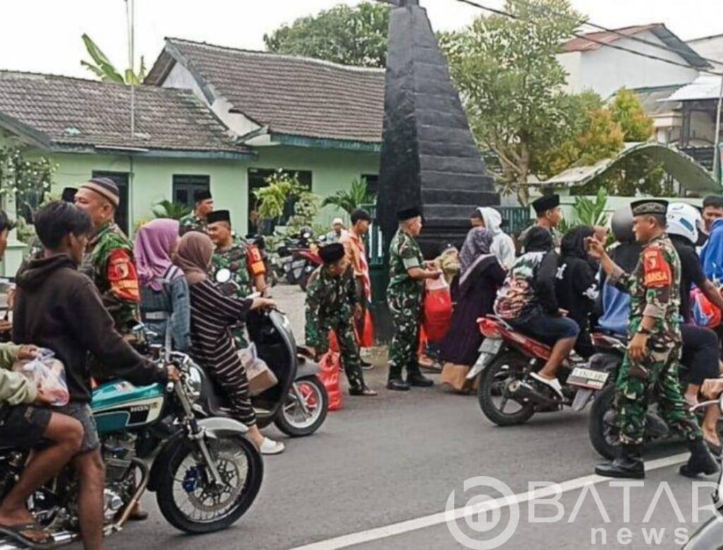 Serentak jajaran bhabinsa kodim Bojonegoro berbagi ribuan paket takjil di tiga titik lokasi