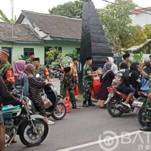 Serentak jajaran bhabinsa kodim Bojonegoro berbagi ribuan paket takjil di tiga titik lokasi