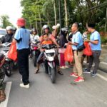 Berkah dan Bahagia, SMSI Bojonegoro Bagi-bagi Takjil ke Warga dan Pengguna Jalan 