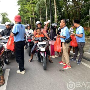 Berkah dan Bahagia, SMSI Bojonegoro Bagi-bagi Takjil ke Warga dan Pengguna Jalan 