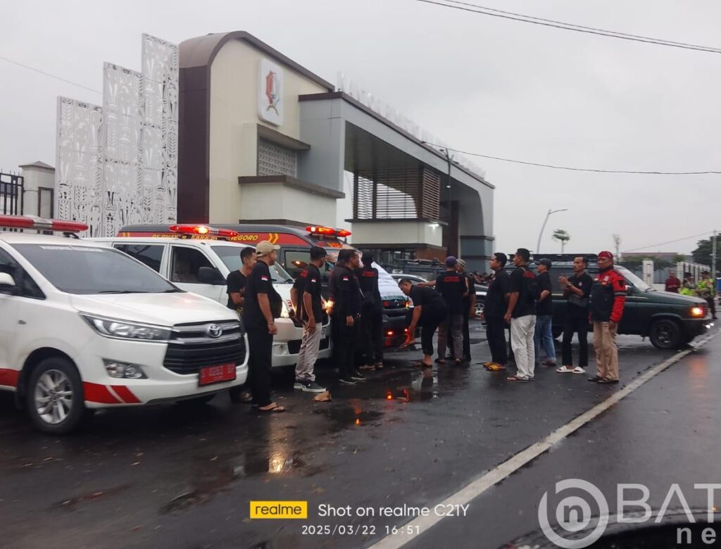 Driver Ambulance Bojonegoro Berbagi Takjil dan Gelar Buka Bersama di Depan Kantor DPRD