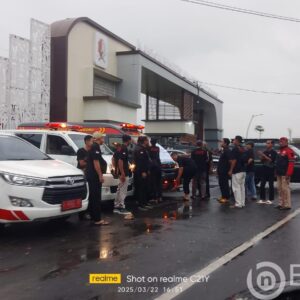 Driver Ambulance Bojonegoro Berbagi Takjil dan Gelar Buka Bersama di Depan Kantor DPRD