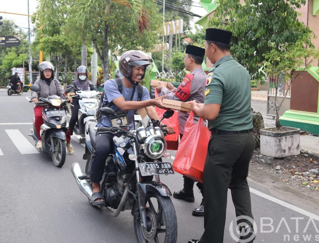 Sinergi bersama, TNI-Polri di Bojonegoro berbagi Takjil untuk Masyarakat
