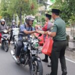 Sinergi bersama, TNI-Polri di Bojonegoro berbagi Takjil untuk Masyarakat
