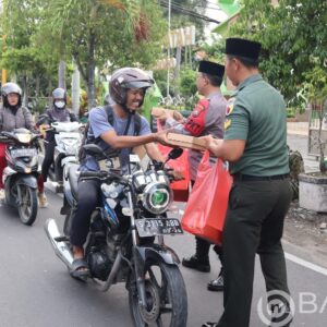 Sinergi bersama, TNI-Polri di Bojonegoro berbagi Takjil untuk Masyarakat