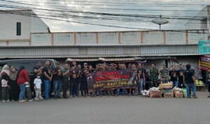 Gambar persiapan berbagi takjil di pasar Cluwak