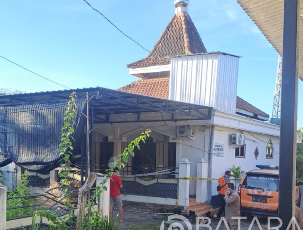 Ngeri !!! Pria Di Bojonegoro Tega Bacok Pasutri Saat Tunaikan Sholat Subuh Di Musholla