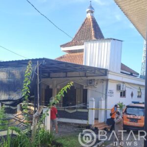 Ngeri !!! Pria Di Bojonegoro Tega Bacok Pasutri Saat Tunaikan Sholat Subuh Di Musholla
