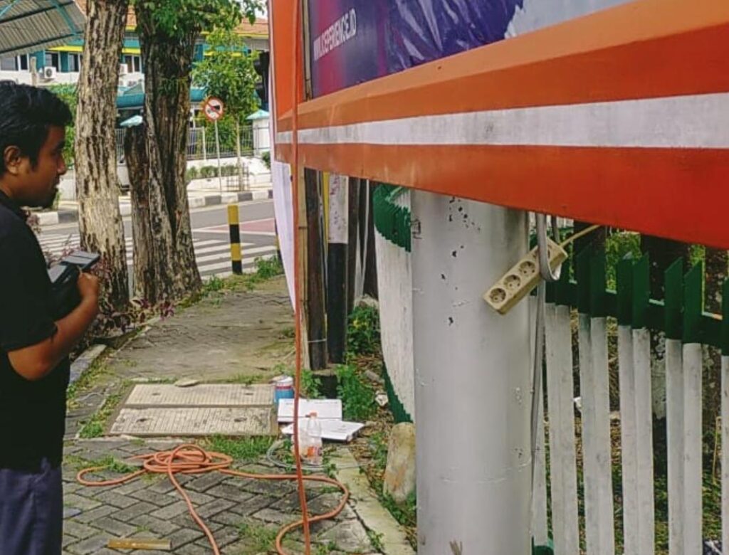 Minim Apd seorang pekerja pemasang Reklame Terjatuh dari ketinggian 6 meter