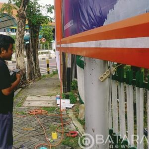 Minim Apd seorang pekerja pemasang Reklame Terjatuh dari ketinggian 6 meter