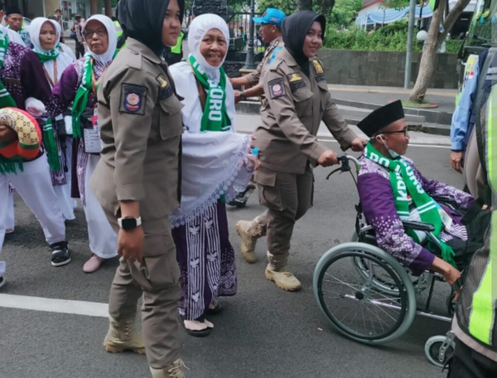 Jajaran Satpol PP kabupaten Bojonegoro beri pengamanan prima pemberangkatan haji 2025