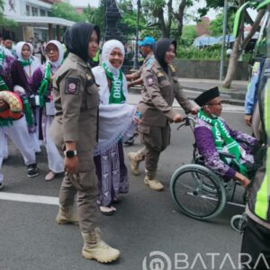 Jajaran Satpol PP kabupaten Bojonegoro beri pengamanan prima pemberangkatan haji 2025