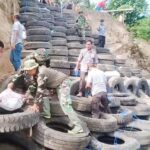Babinsa Koramil Padangan Bojonegoro dan Warga Pasang Tanggul Penahan Longsor 