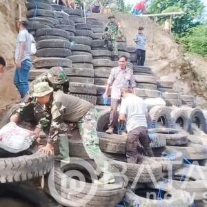 Babinsa Koramil Padangan Bojonegoro dan Warga Pasang Tanggul Penahan Longsor 