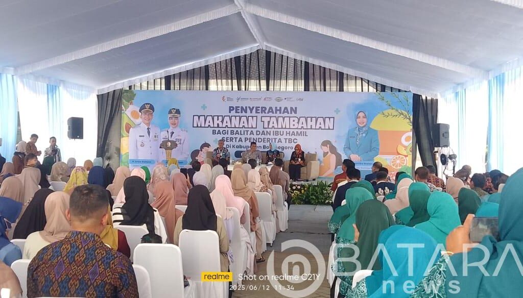 Bupati dan Wabup Serahkan Makanan Tambahan Bagi Balita dan Ibu hamil serta penderita TBC