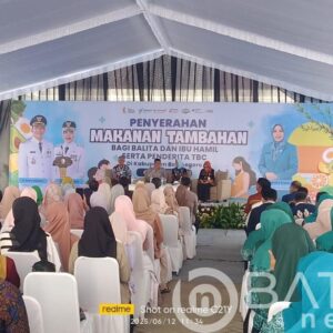 Bupati dan Wabup Serahkan Makanan Tambahan Bagi Balita dan Ibu hamil serta penderita TBC