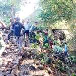 Babinsa Gondang Gotong royong bareng Warga Sambongrejo Bangun Bronjong dan Jalan Makadam