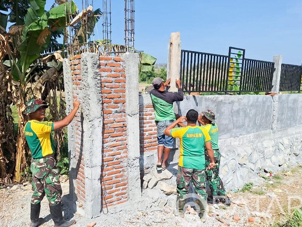 Bantu jaga keamanan anak didik Dan lingkungan sekolah, Satgas TMMD 125 Bojonegoro Bangun Pagar