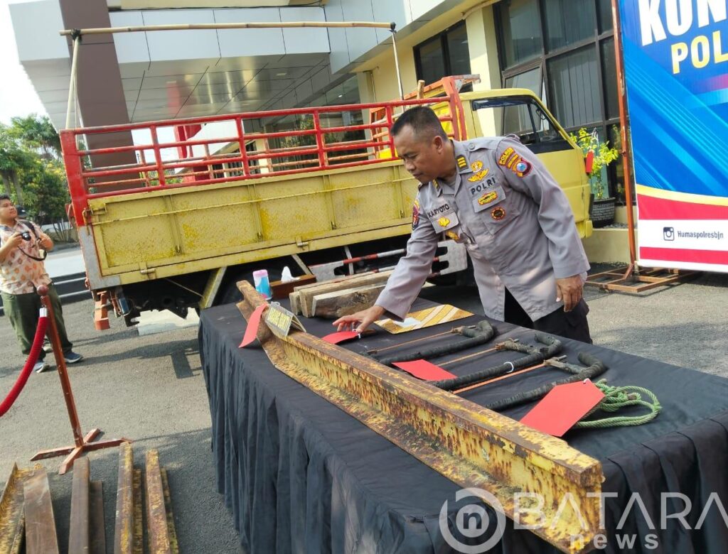 Polres Bojonegoro Ungkap Kasus Pencurian Rel Kereta Api, Satu Penadah Ikut Diamankan